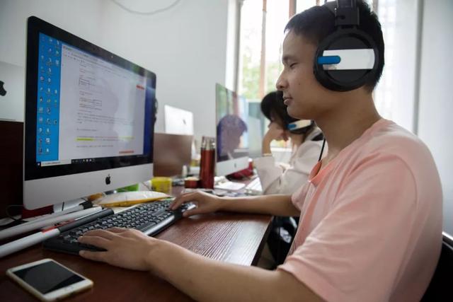 馮家亮是中國首批視障雲客戶服務員之一。